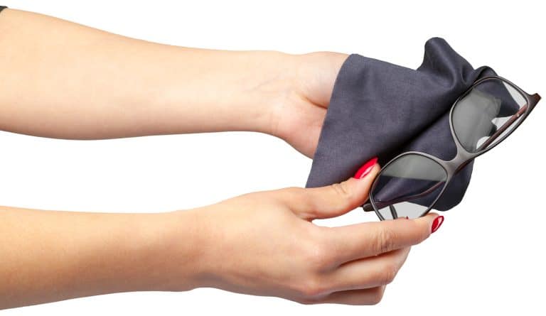 Nettoyage de lunettes avec un chiffon microfibre