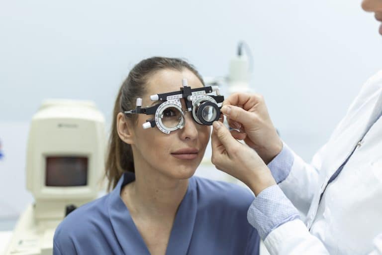 Contrôle de la vue avec une monture d'essai chez l'opticien
